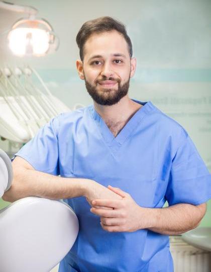 Dr. Sarhan Khalid - Fogorvos, fogszabályozó rezidens